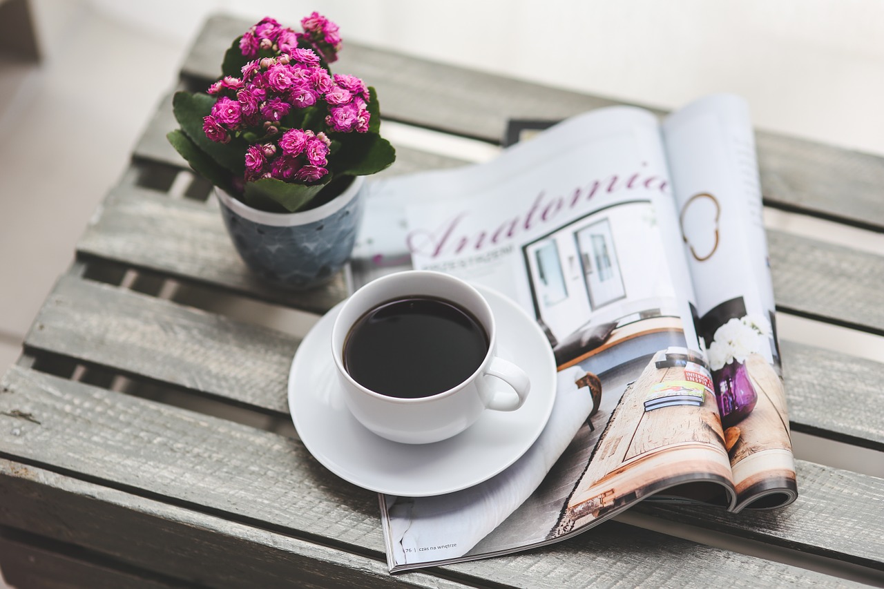 časopis a káva