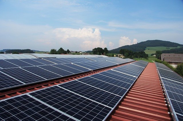 střecha domu s fotovoltaickými panely