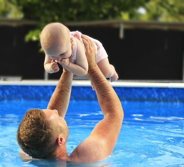plavání s dítětem