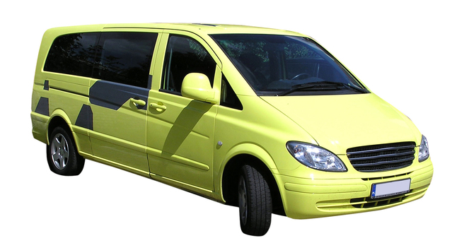 světle zelený minibus