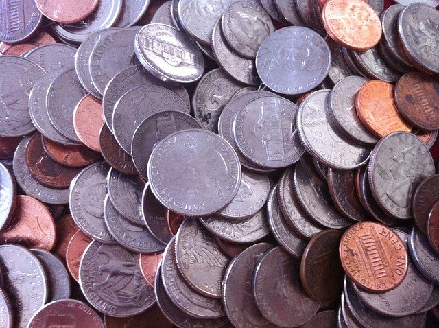 hromady stříbrných mincí